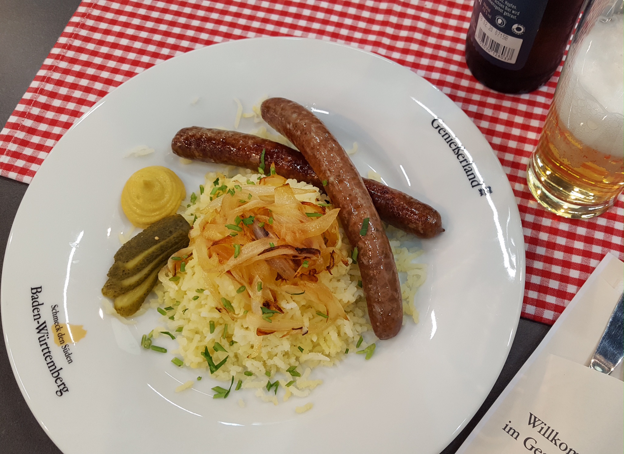 Merguez auf Kartoffelschnee und geschmälzte Zwiebeln