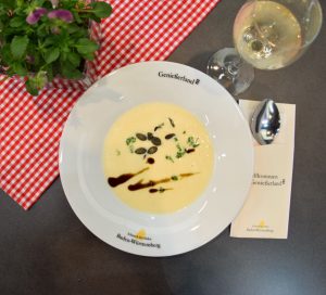 Cremige Suppe von geröstetem Sellerie und Apfel