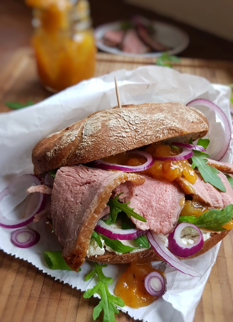 Krosses Bauernbrötchen mit Entenbrust und Kürbis-Aprikosenchutney