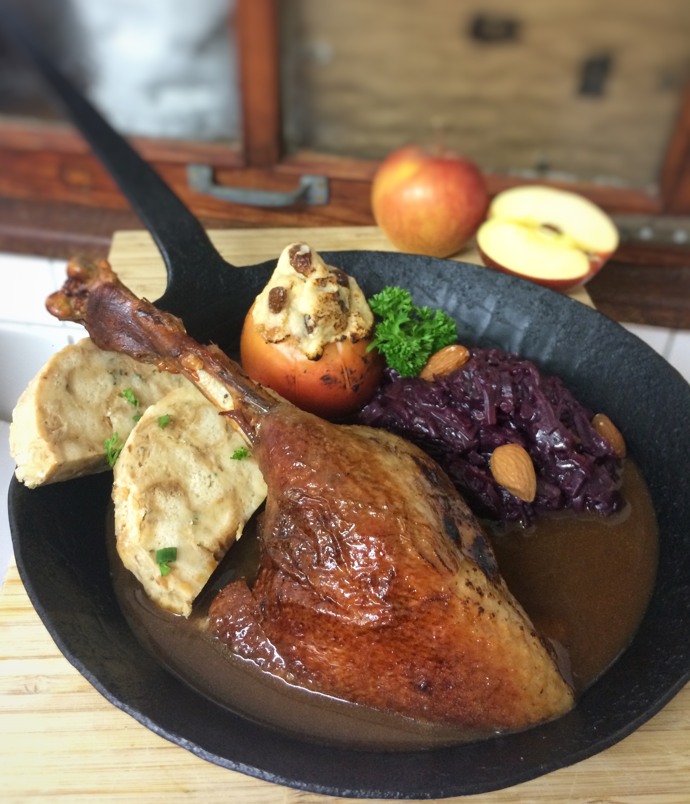 Gänsekeule mit Rotkohl und Bratapfel – Schmeck den Süden