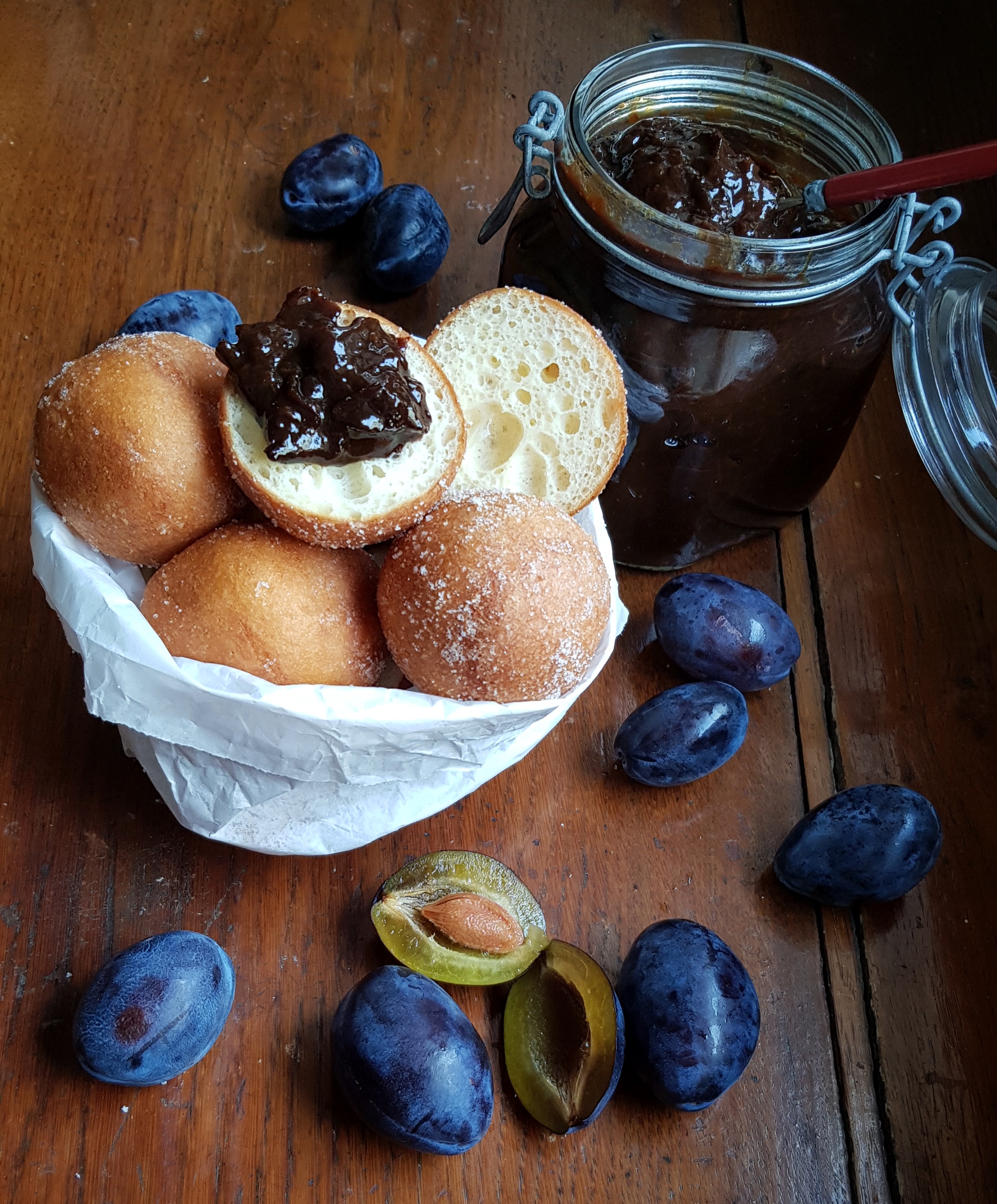 Zwetschgenmus und Orangen-Quarkbällchen