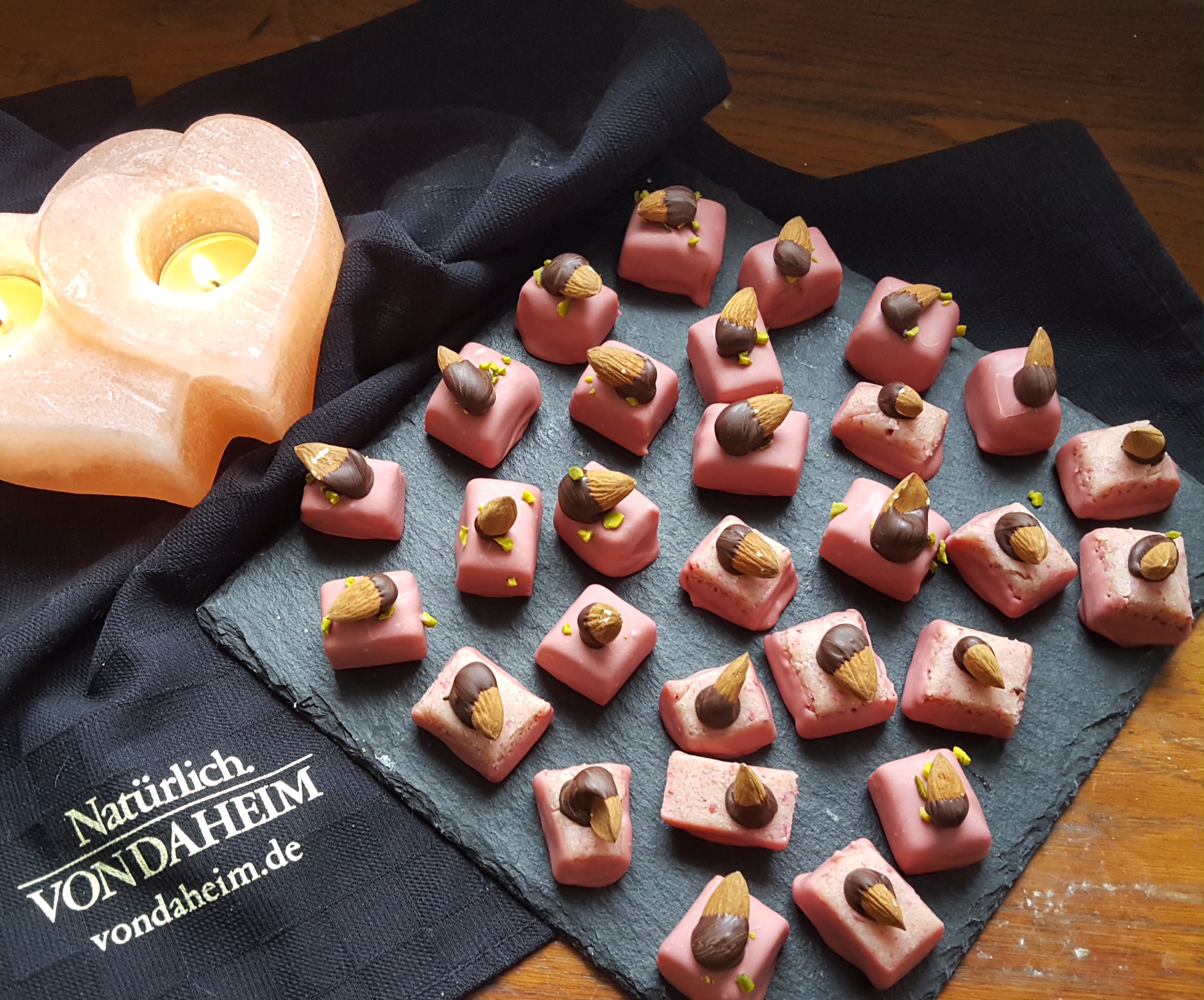 Silvesterknaller: Rosa Glücksmarzipan mit Himbeeren & Rosen