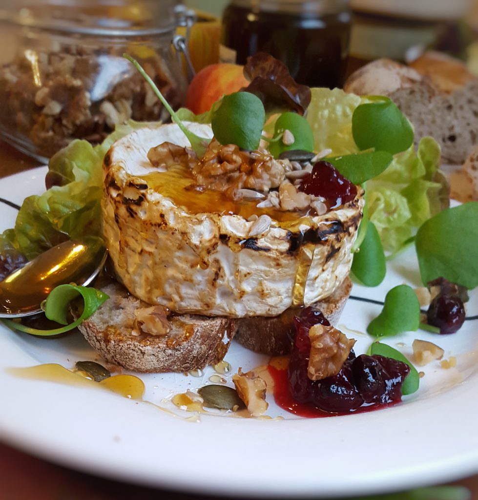 Gegrillter Camembert mit Schwarzwälder Tannenhonig, Nüssen und Winterpostelein