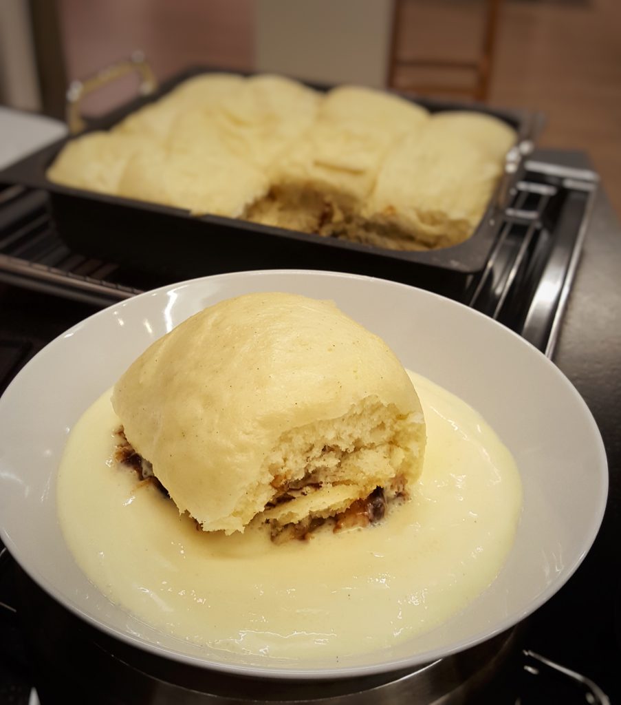 Luftig und locker: Dampfnudeln mit Pflaumenmusfüllung und Vanillesoße