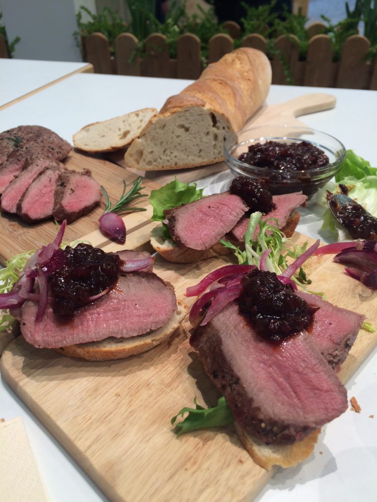 Eine starke Kombi: Wildschweinrücken mit Speck-Zwiebelmarmelade ...
