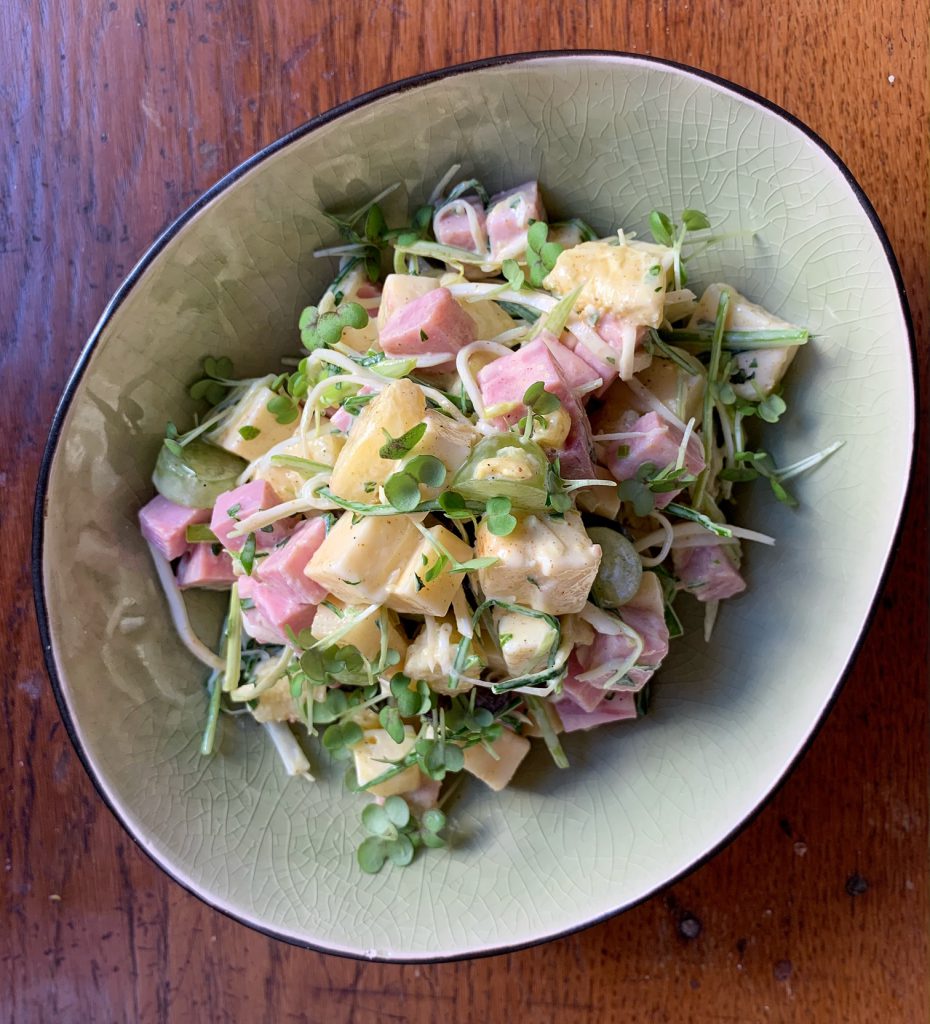 Fruchtiger Bergkäsesalat mit Schinkenwürfeln &amp; Lauch – Schmeck den Süden