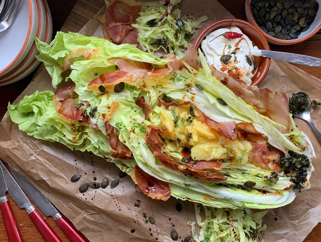 Gefüllter Zuckerhut mit Kartoffelsalat und Schinkenchips