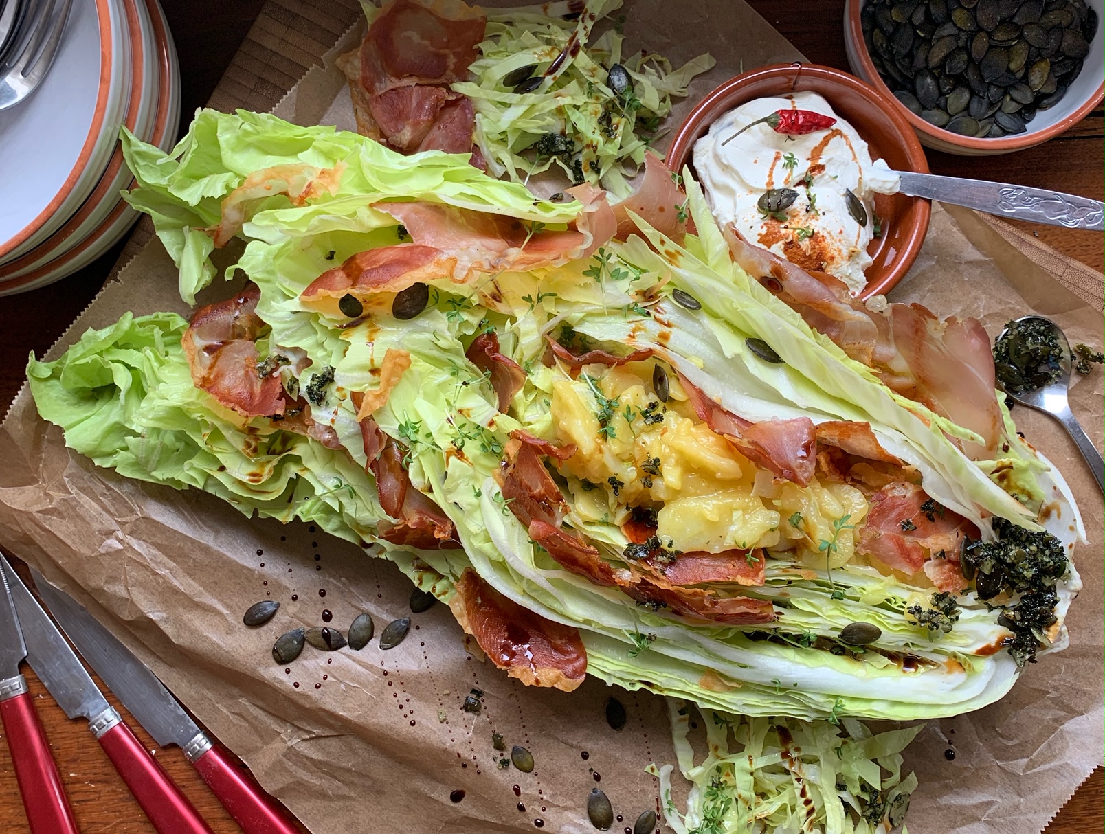 Gefüllter Zuckerhutsalat mit Kartoffelsalat und Schinkenchips