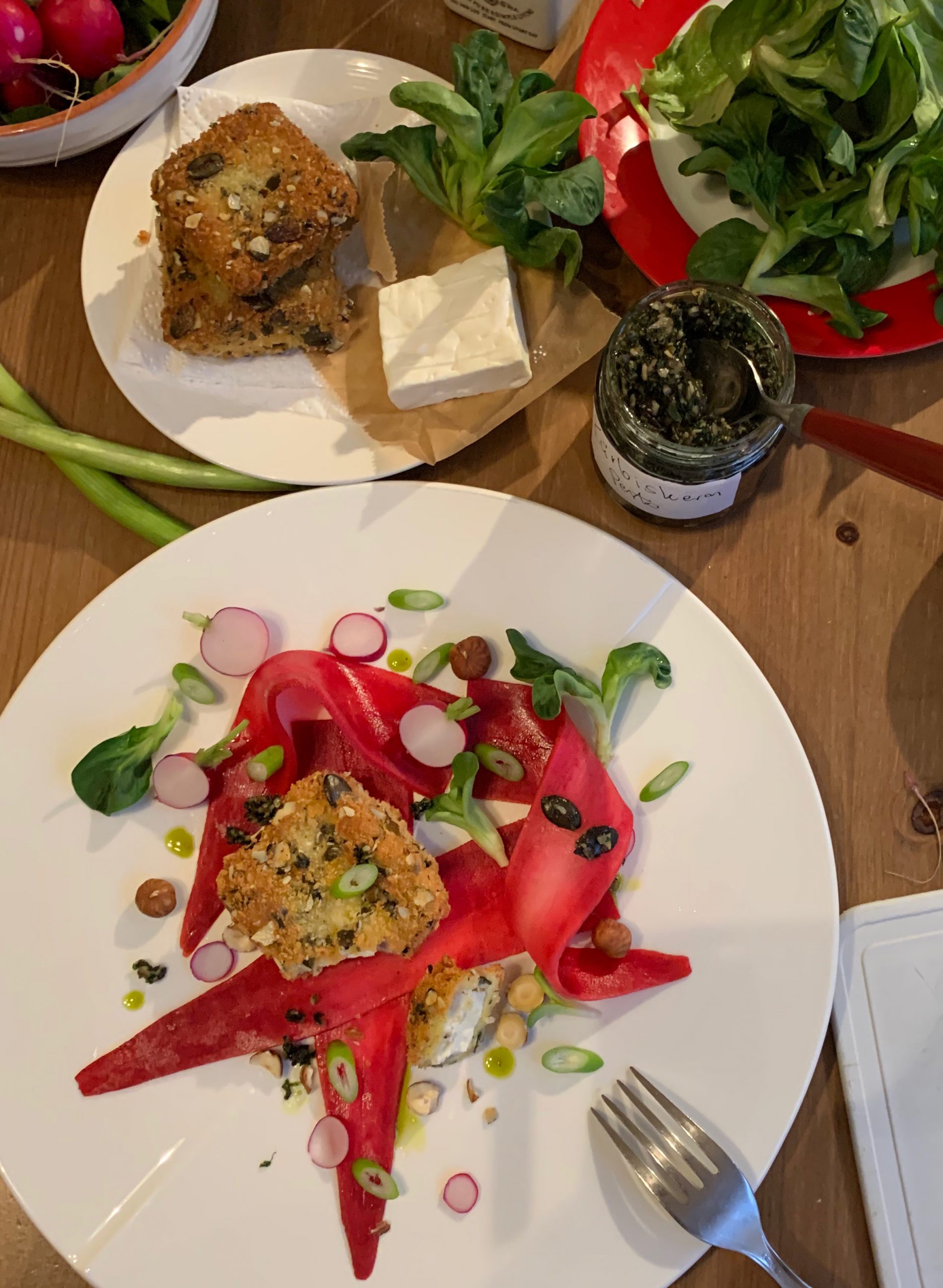 Gebackener Schafskäse mit eingelegtem Rettich & Feldsalat