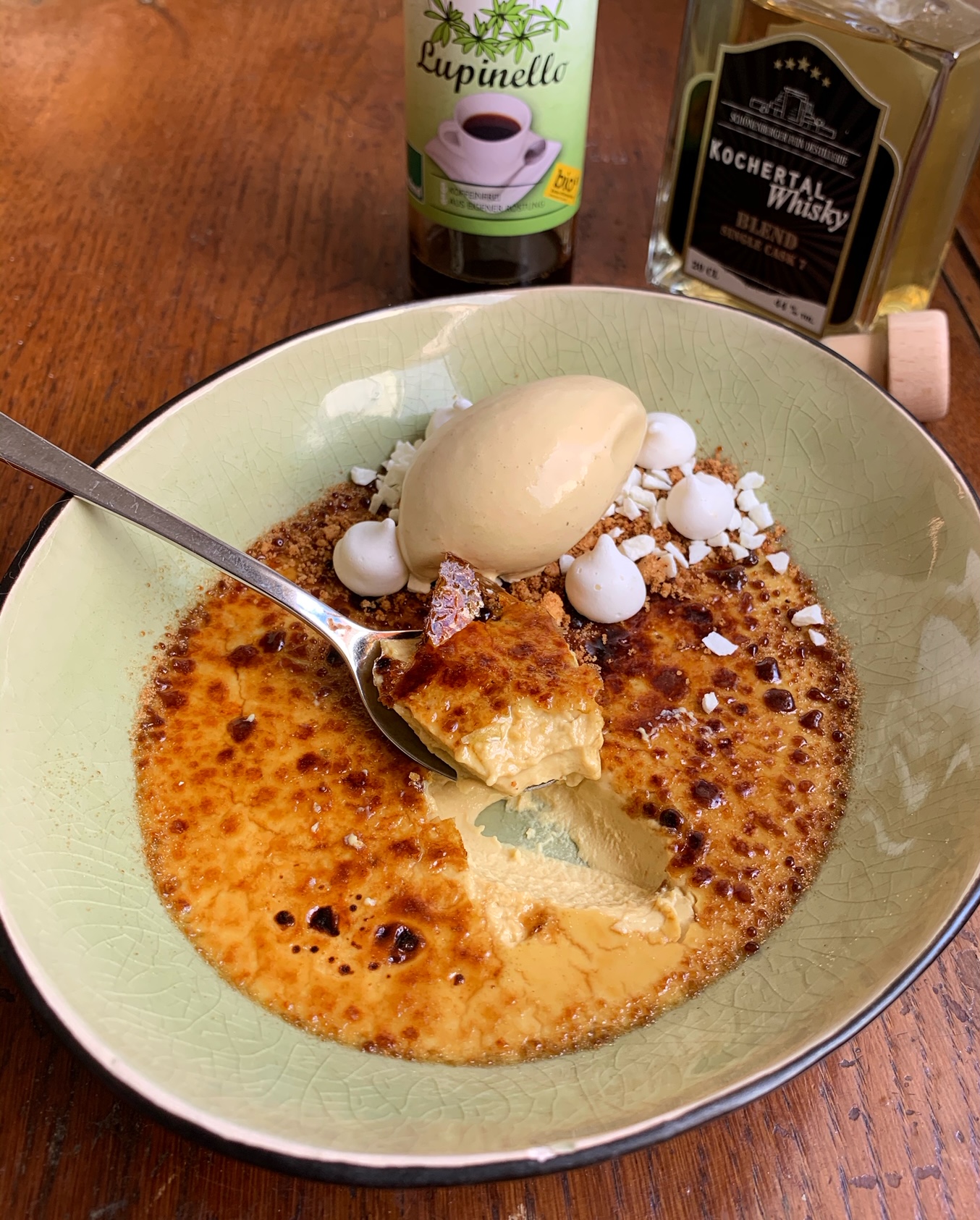 Schwäbisches Whiskeyeis und gebrannte Crème mit Lupinenkaffeesirup