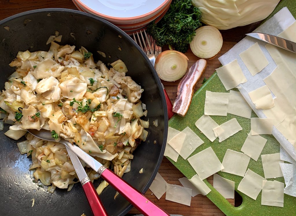 Einfach ist am besten: Krautfleckerl mit Maultaschenteig