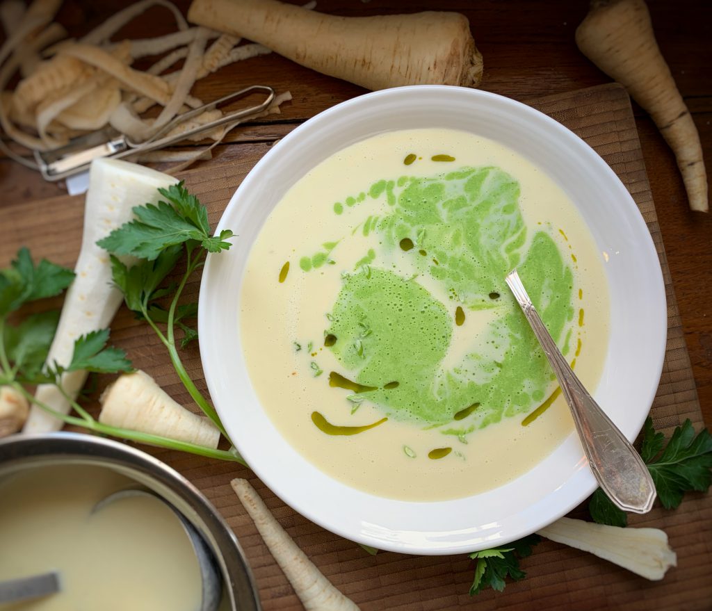 Stärkt von innen: Grün-weiße Petersiliencremesuppe