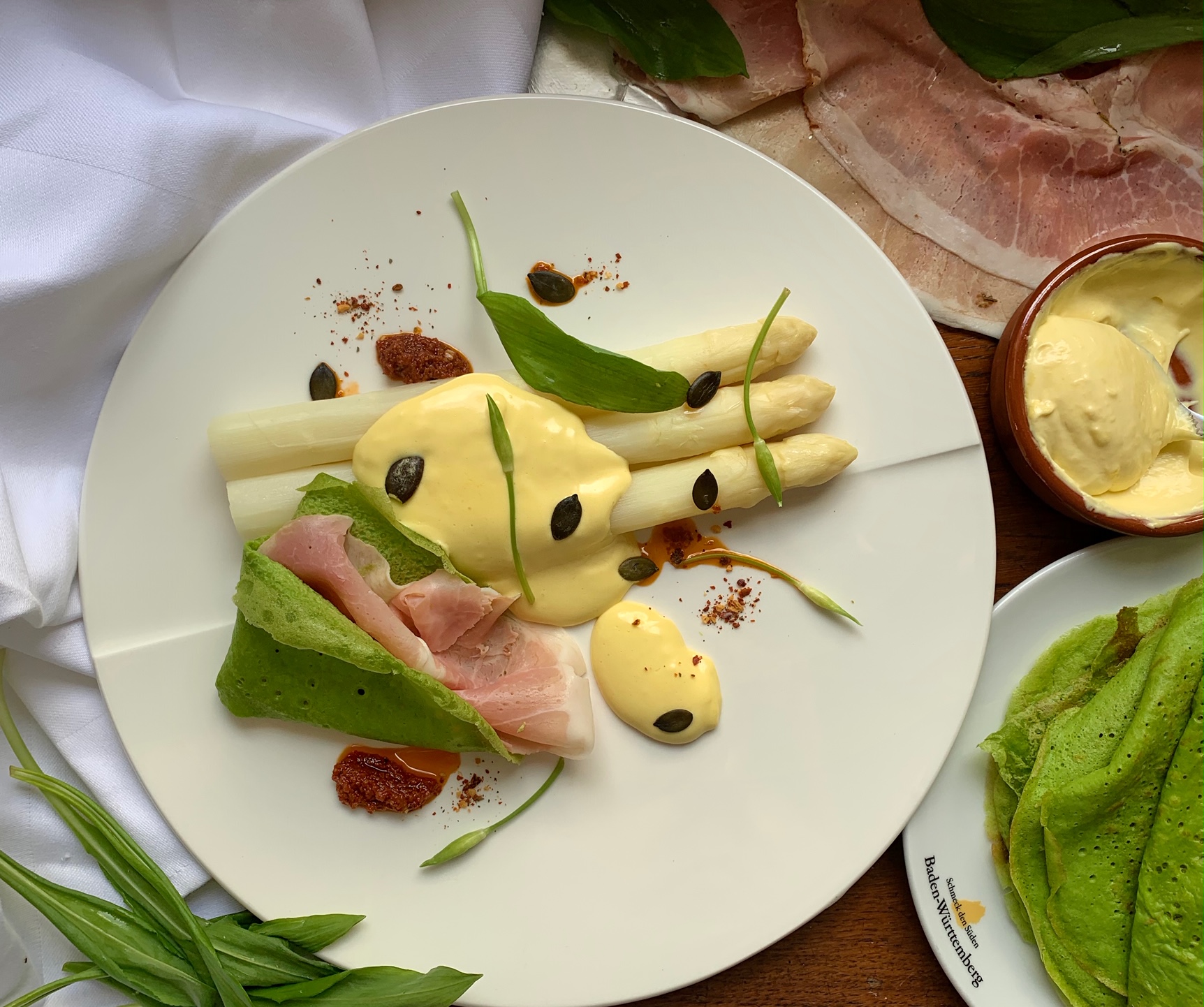 Spargel mit Bärlauchpfannküchlein und holländische Soße