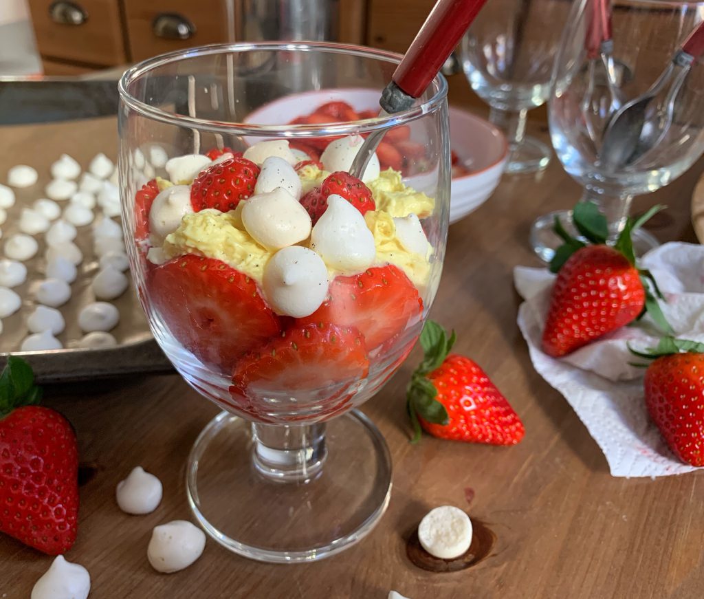 Heimische Erdbeeren mit Vanillequark und Baisertröpfchen