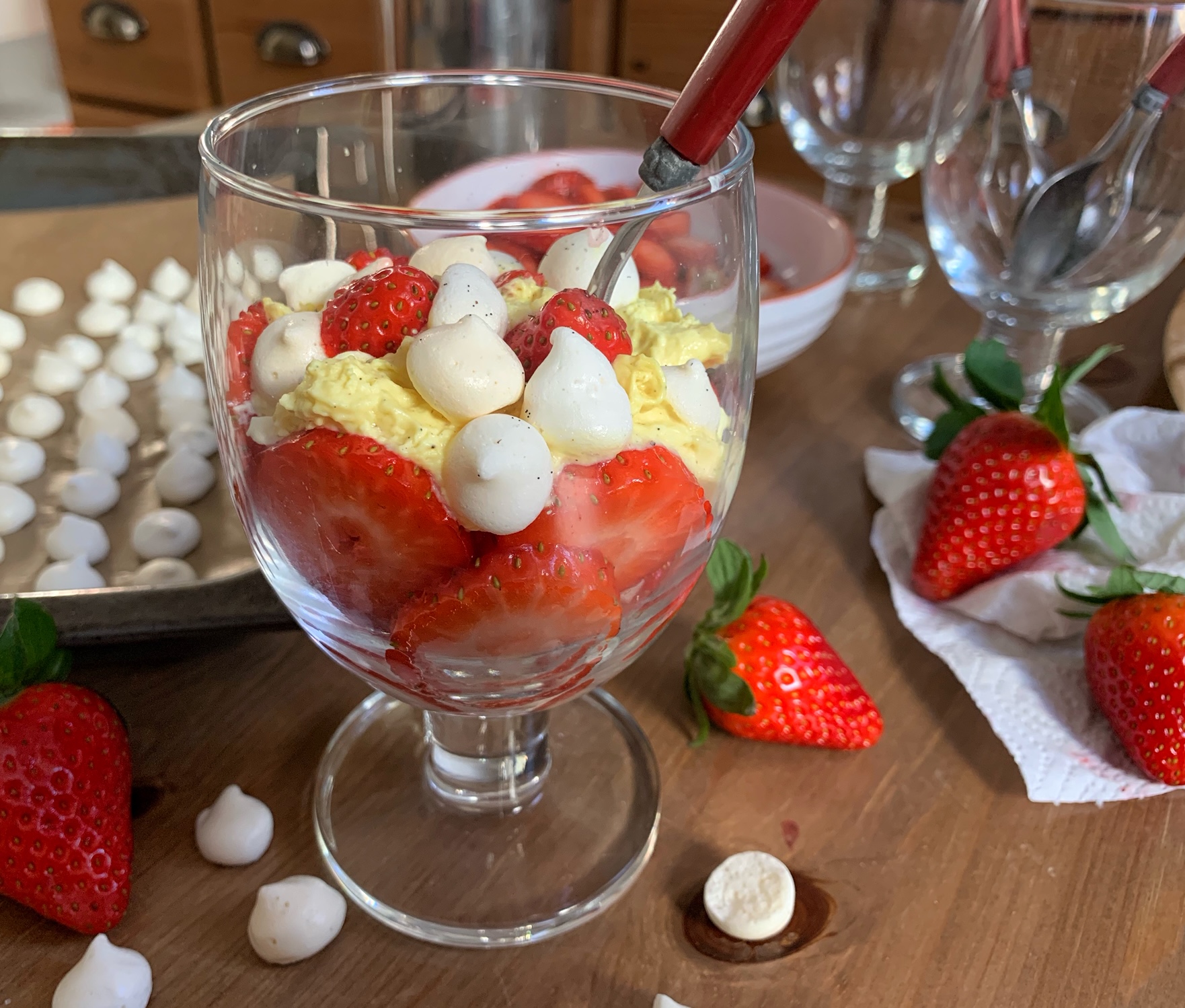 Heimische Erdbeeren mit Vanillequark und Baisertröpfchen – Schmeck den ...