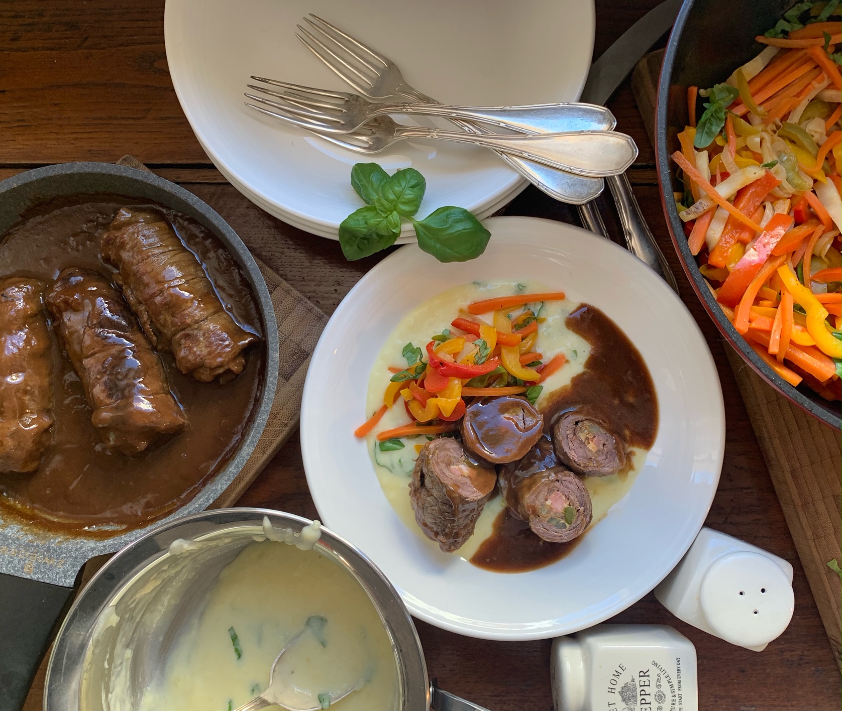 Saftige Rinderrouladen mit Paprika-Letscho &amp; Kartoffelpüree – Schmeck ...