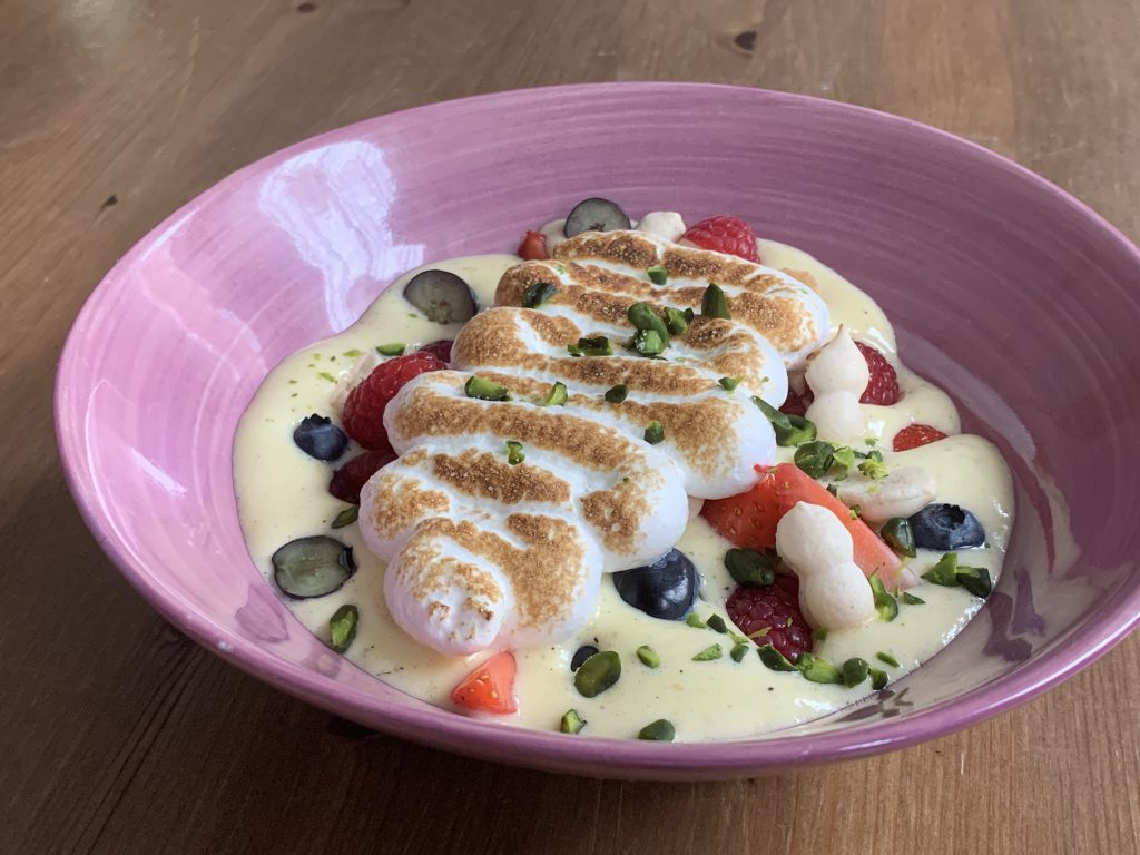 Weinschaum mit Beeren und geflämmter Baiserhaube