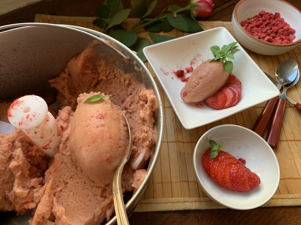 Rhabarber-Sorbet auf frischen Erdbeeren