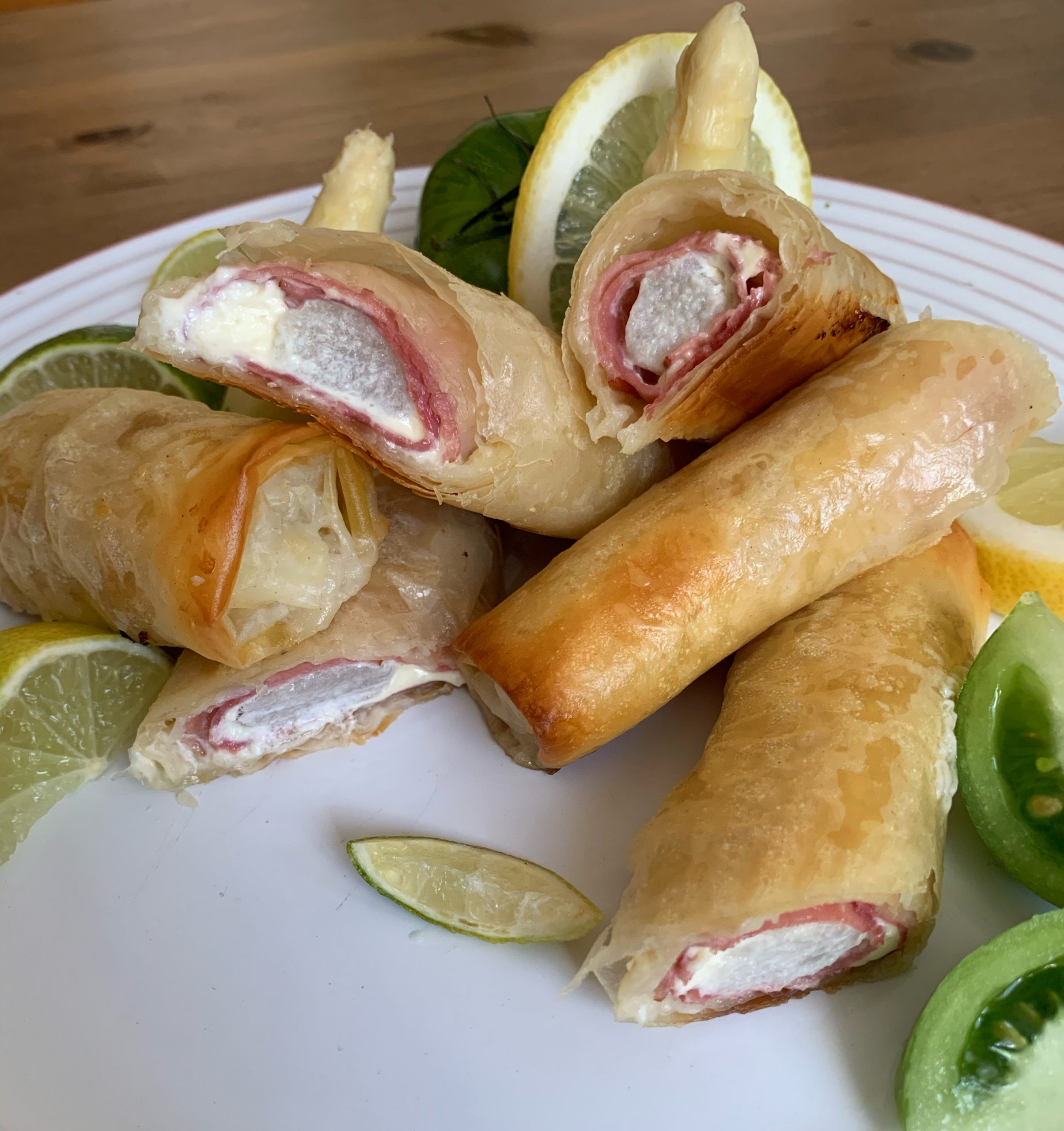 Knusprige Strudelröllchen mit Spargel, Schinken &amp; Kräutercreme ...