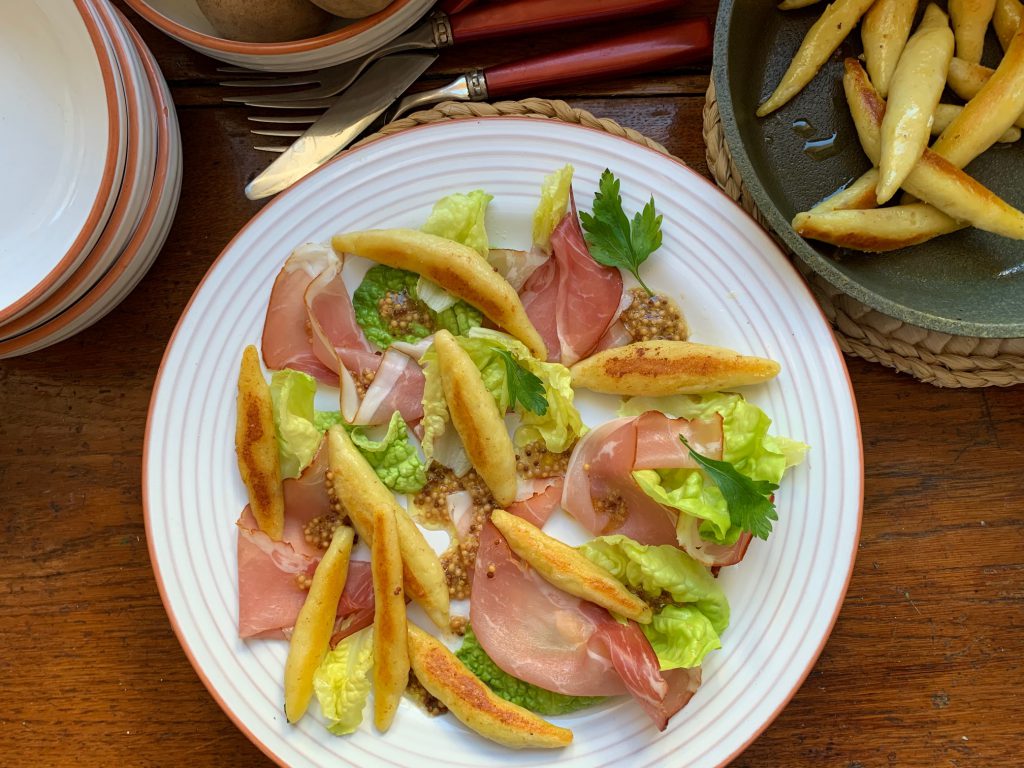 Hausgemachte Schupfnudeln mit luftgetrocknetem Schinken, Salat & Apfel-Senfdressing