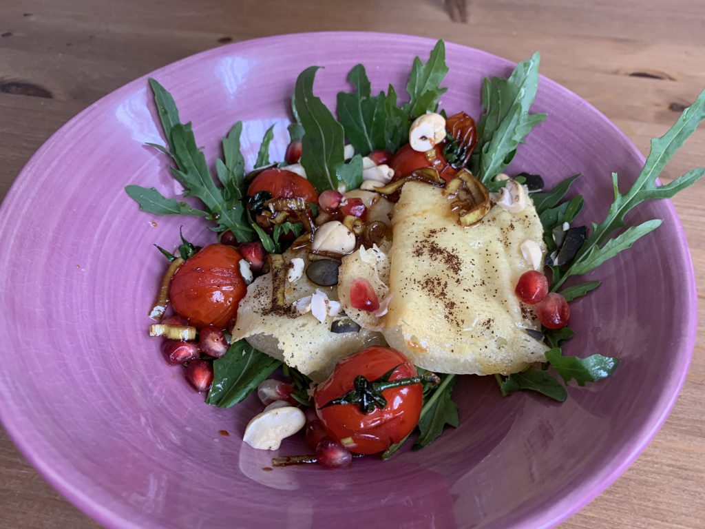 Sommerliche Salatbowl mit gebratenem Allgäuer Bergkäse g.U. und Honig ...