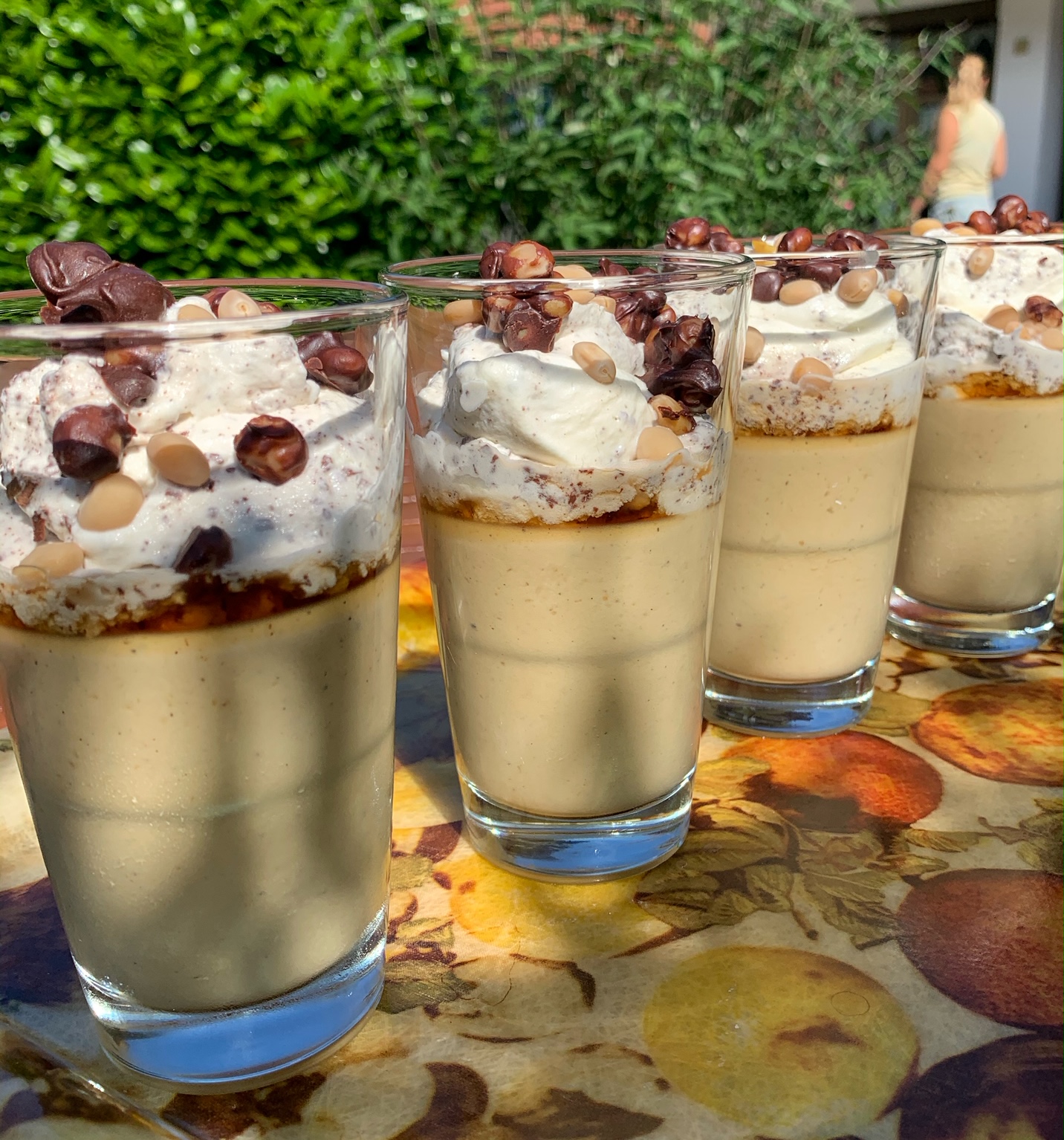 Eiskaffee-Mousse mit Schokosplitter-Sahnehaube & Karamell