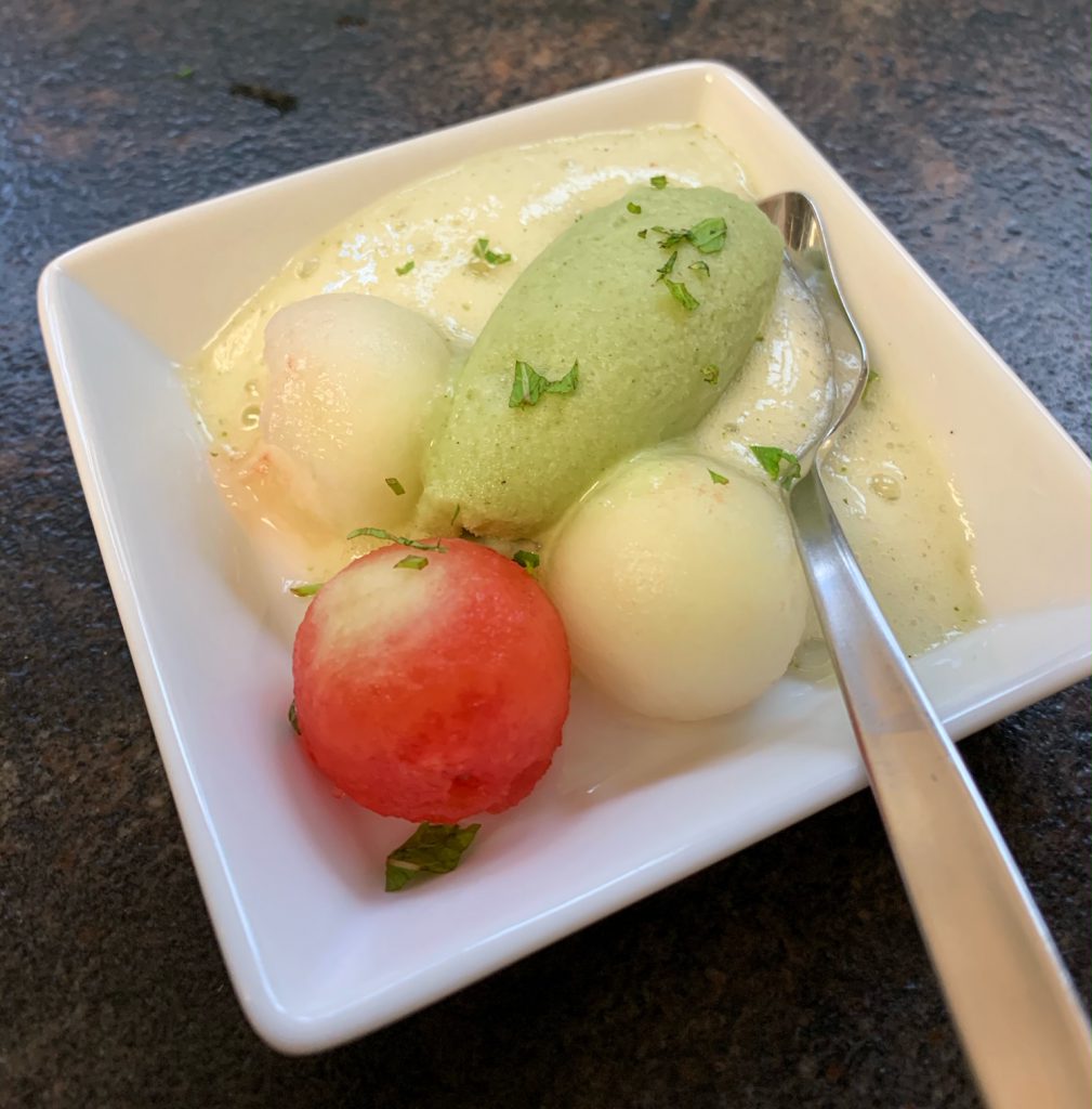 Süßes Gurken-Joghurteis mit heimsicher Melone & Gin