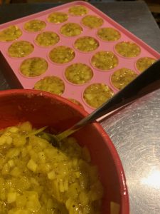 Weiße Schoko-Mousse-Kuppel mit Weinbergpfirsich