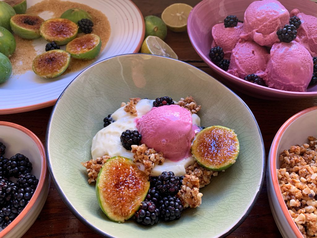 Karamellisierte Feigen und Brombeer-Eiscreme mit Vanillesoße und Krokant