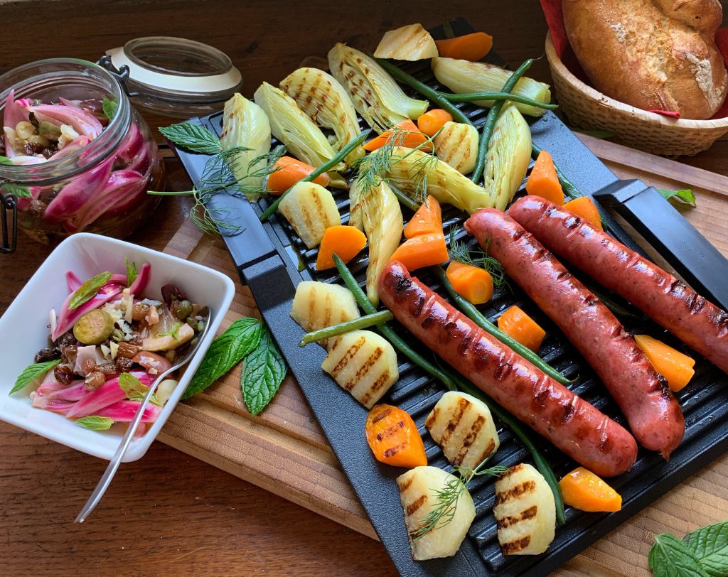 Mariniertes Gemüse & Bratwürste vom Grill mit süß-saurer Zwiebel-Salsa