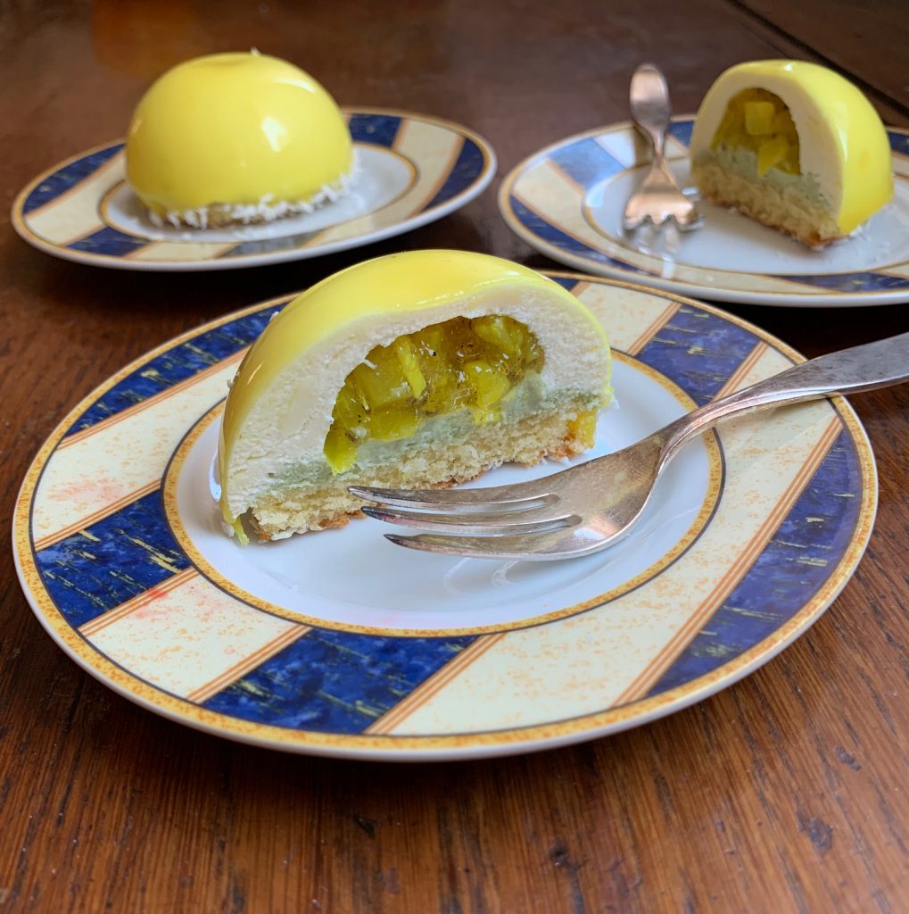 Weiße Schoko-Mousse-Kuppel mit Weinbergpfirsich