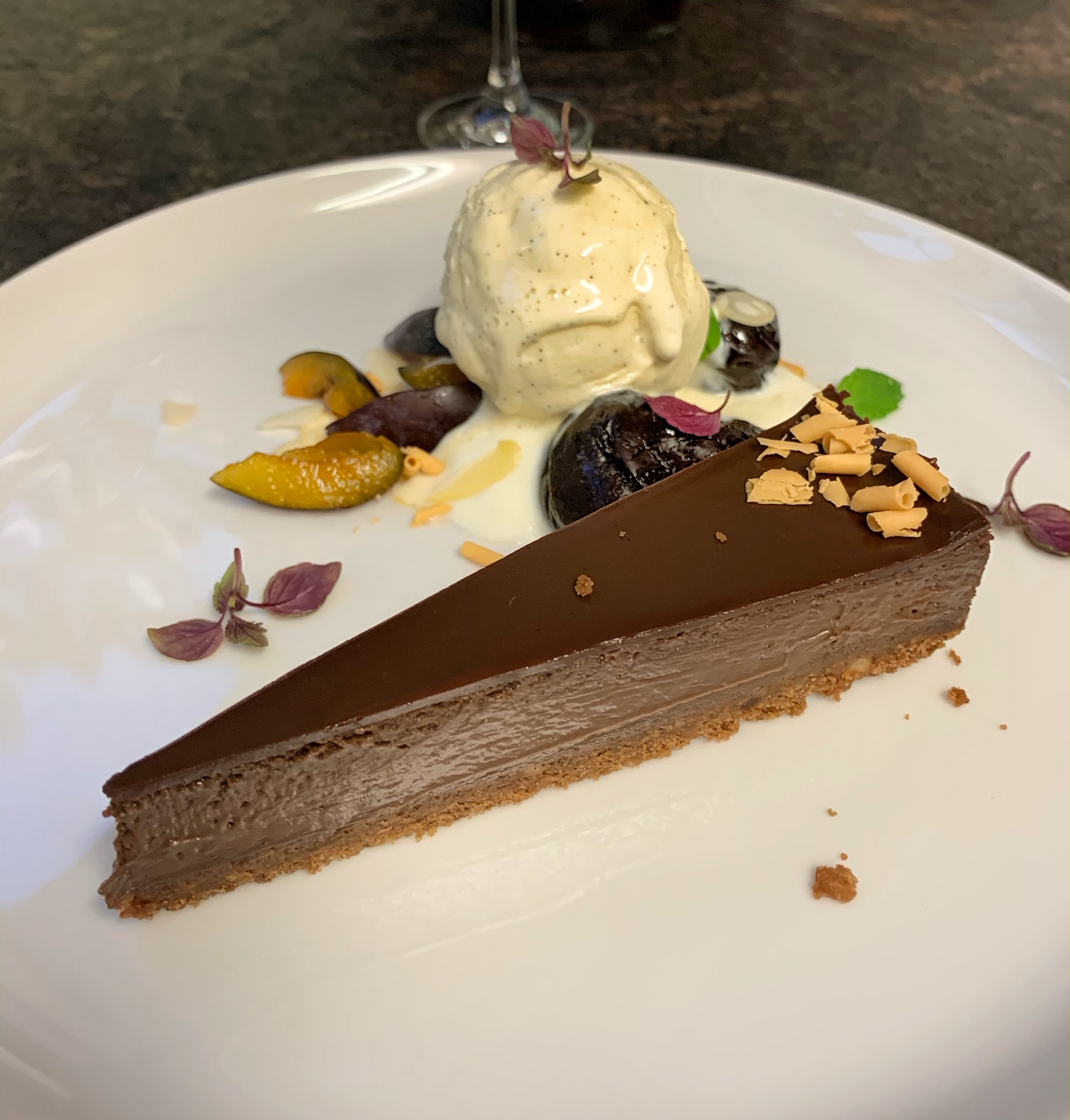 Nougat-Tarte mit Zwetschgen und Vanilleeis