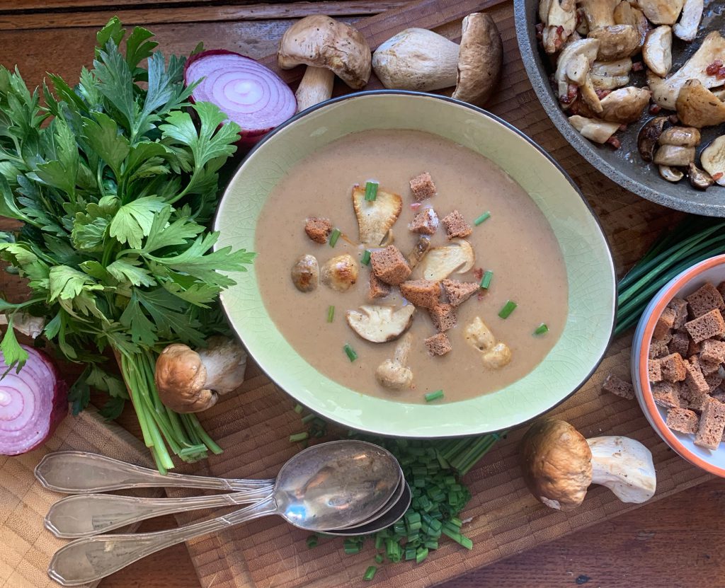 Rezepte aus alten Kochbüchern: Schwarzbrotsuppe mit gebratenen Steinpilzen