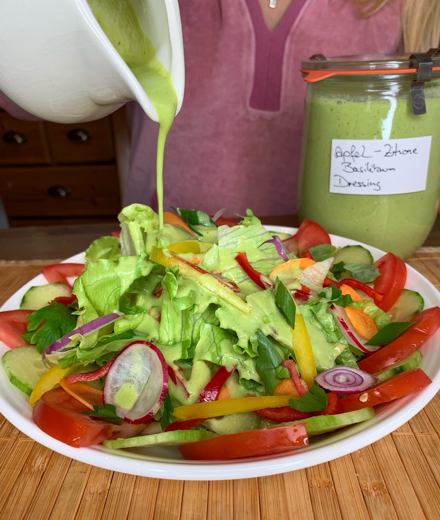 Bunter Herbstsalat mit Apfel-Basilikum-Dressing