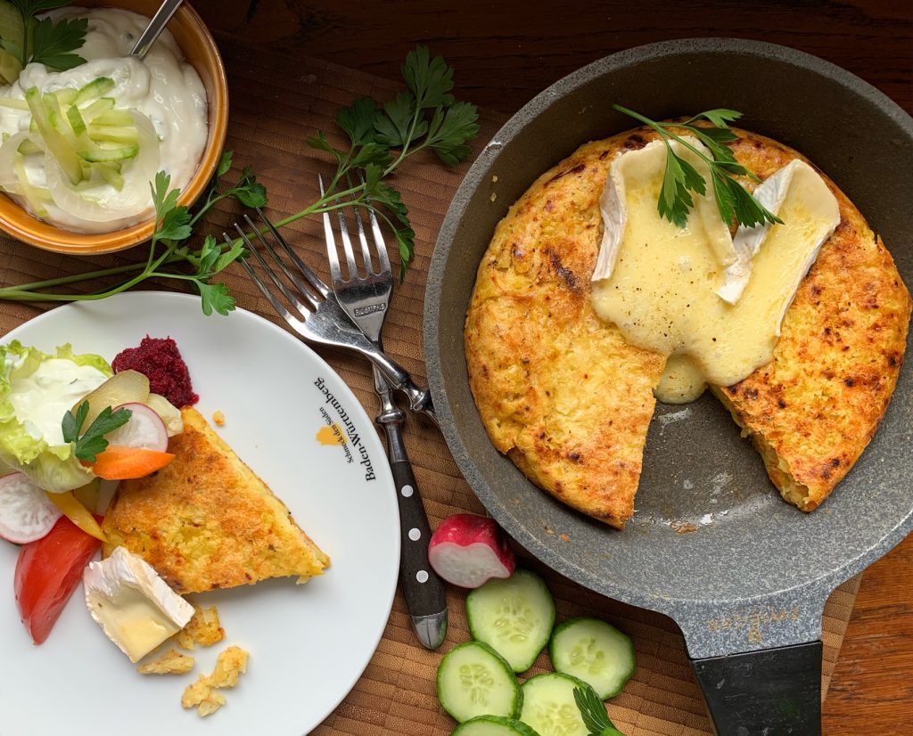 Kartoffel-Pfannenrösti mit schmelzendem Weichkäse und Gurkendip