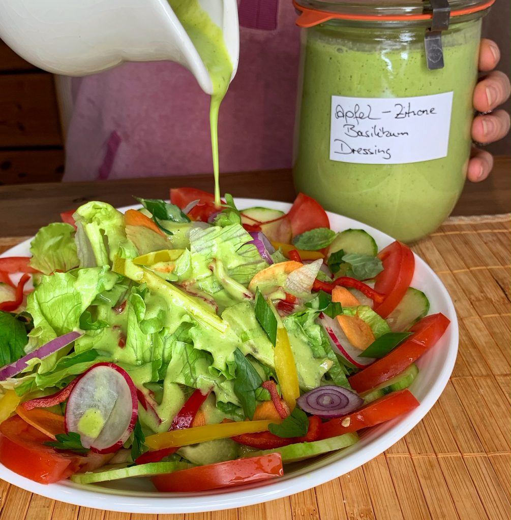 Bunter Herbstsalat mit Apfel-Basilikum-Dressing