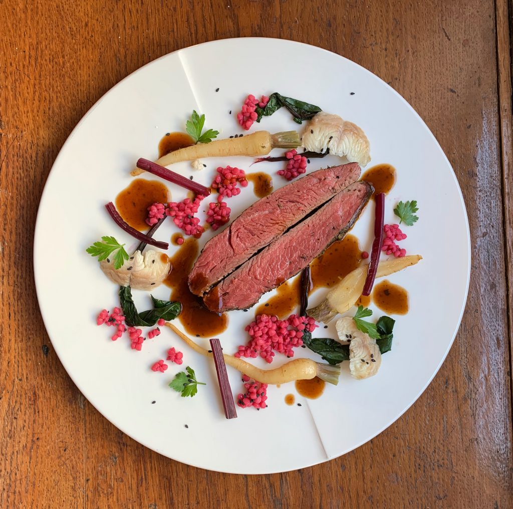 Rosa Flanksteak mit Mangold, Petersilienwurzeln, rote Beete-Perlgraupen & Räucheraal