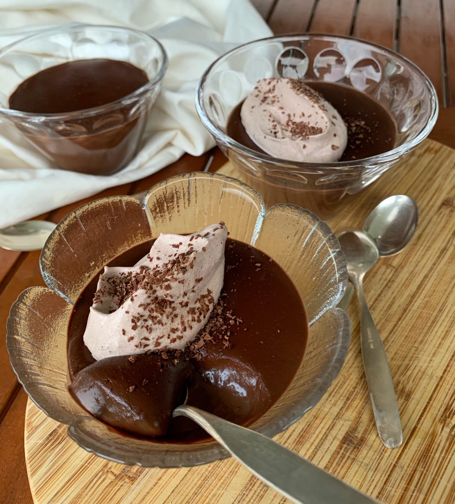 Hausgemachter Pralinen-Pudding mit Schokosahne