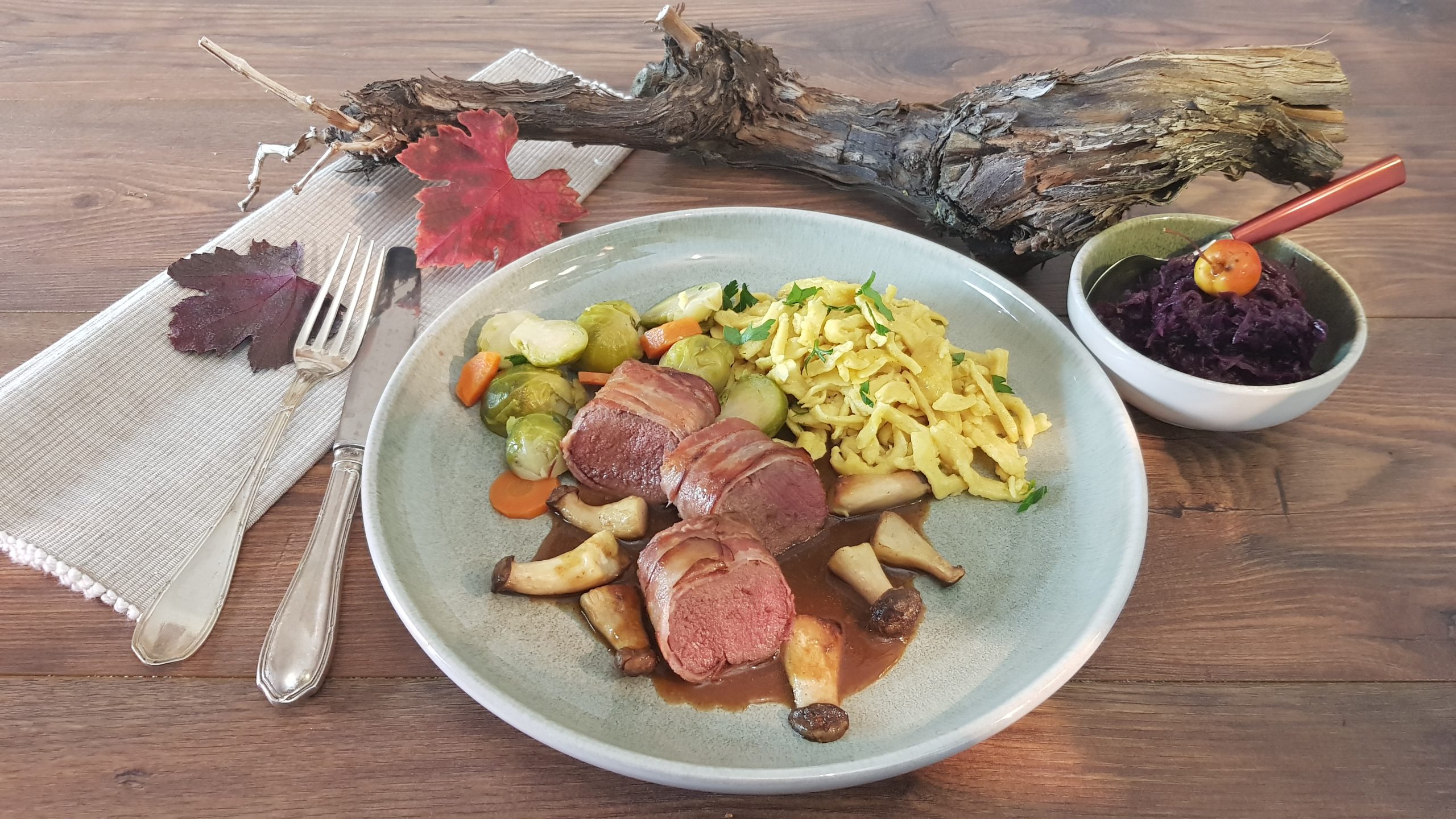 Rehrücken im Schwarzwälder Speckmantel mit Pilzen und karamellisiertem Rosenkohl