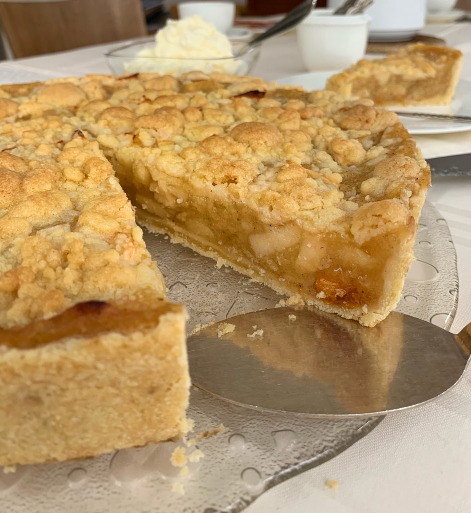 Saftiger Bratapfelkuchen mit Streuseln