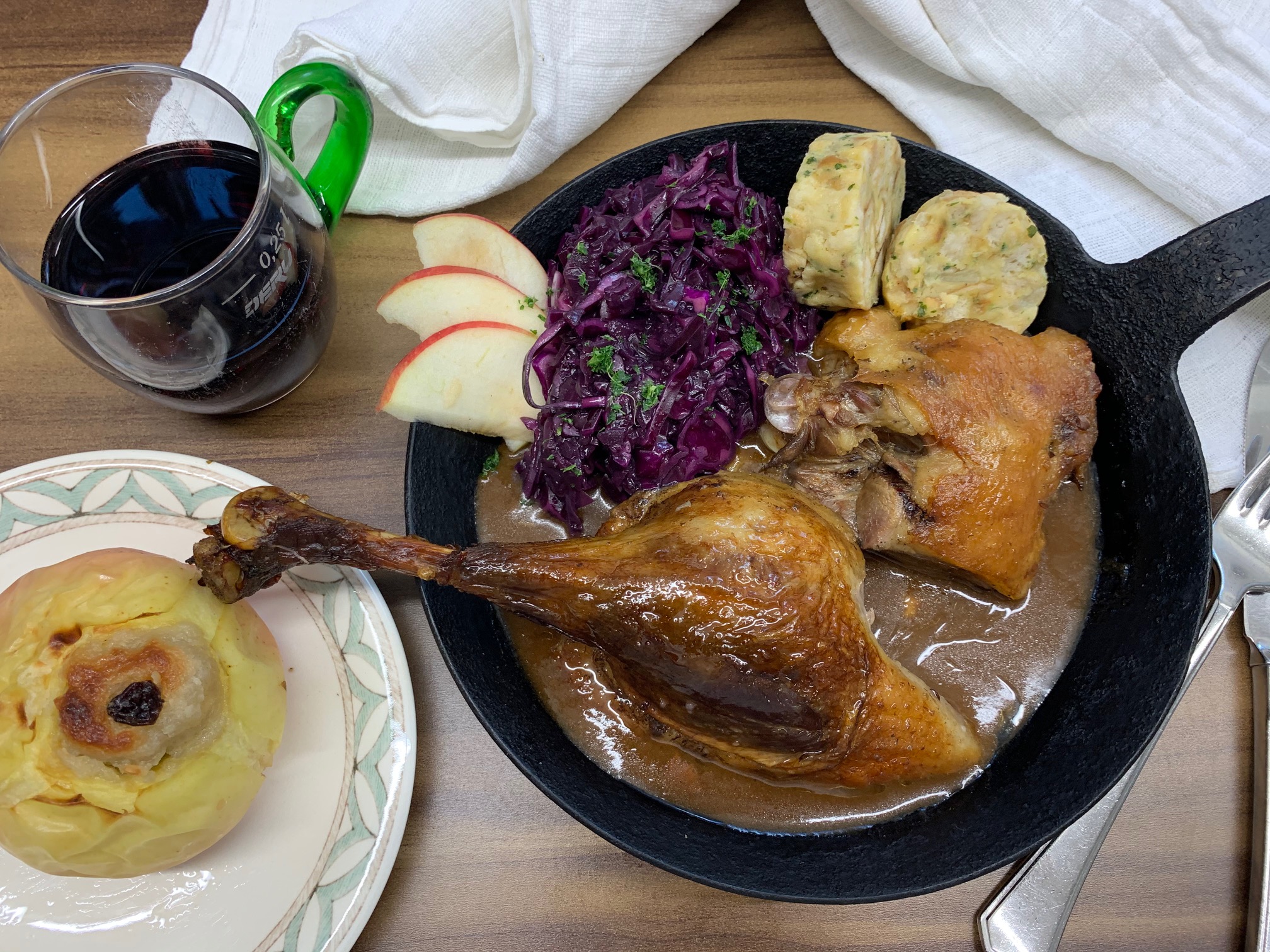 Gänsebraten mit Rotkraut, Brezel-Serviettenknödel und Bratapfel