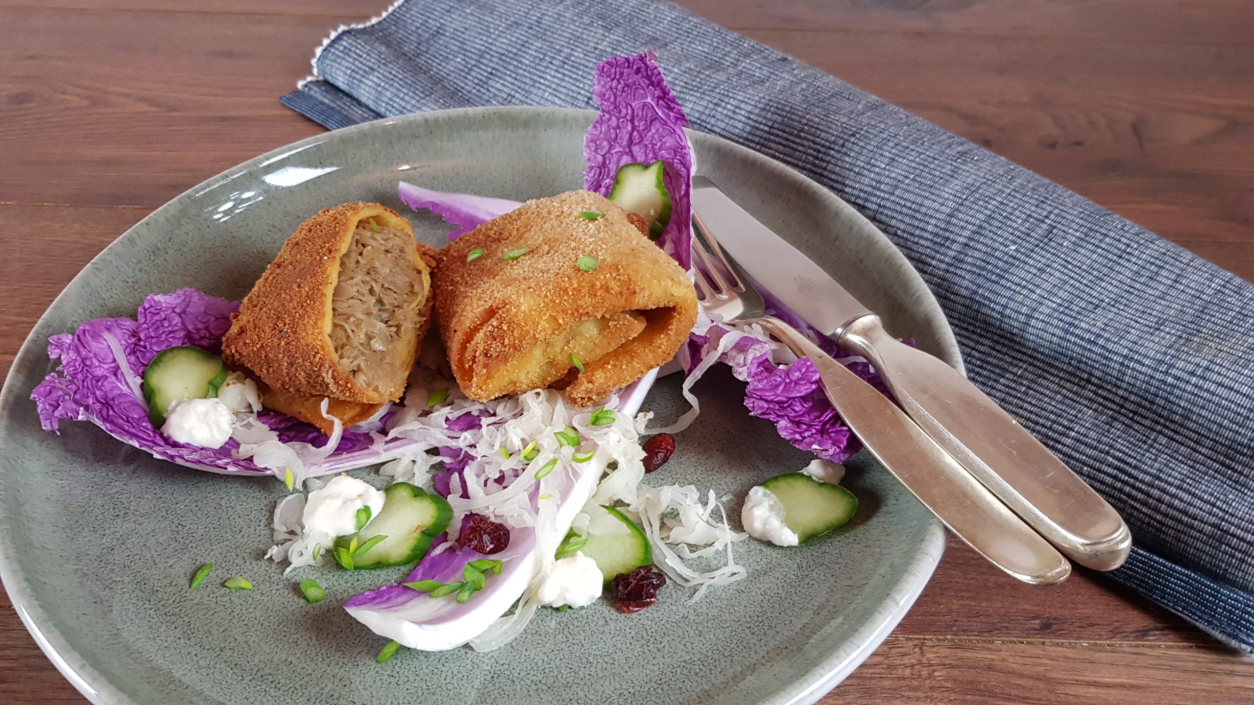 Gebackene Flädlekroketten mit Sauerkrautfüllung