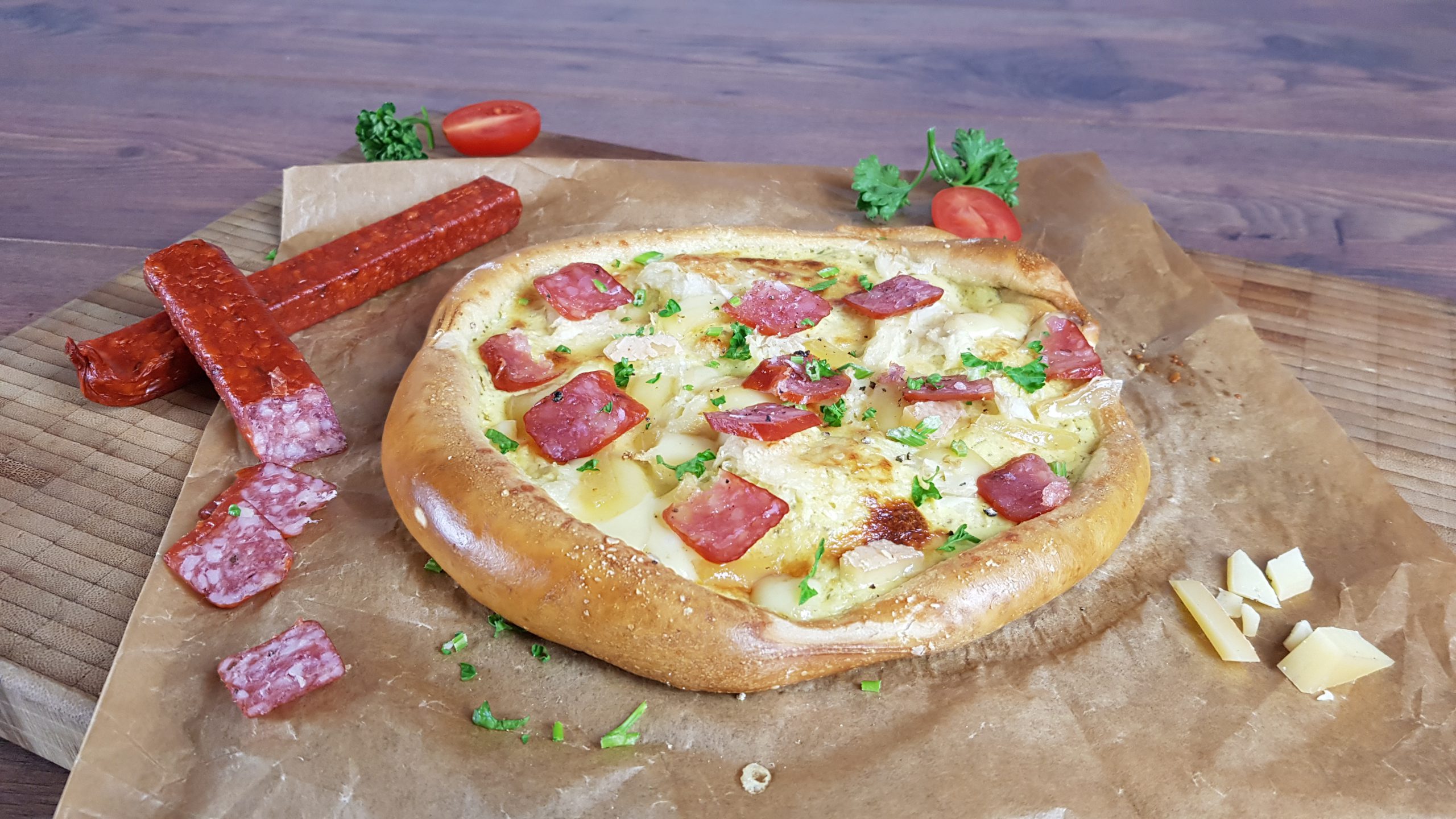 Laugenbrezel-Pizza mit Senfschmand, Sauerkraut, Bergkäse und Landjäger