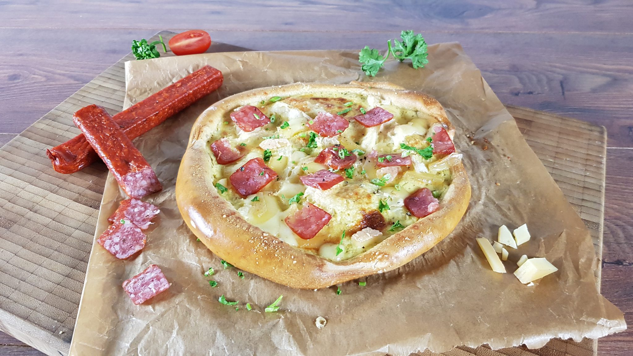 Laugenbrezel-Pizza mit Senfschmand, Sauerkraut, Bergkäse und Landjäger ...