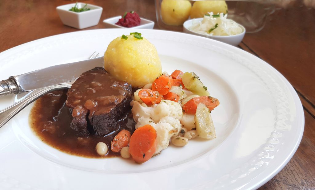 Zum Osterfest: Geschmorte Lammkeule und Kartoffelknödel