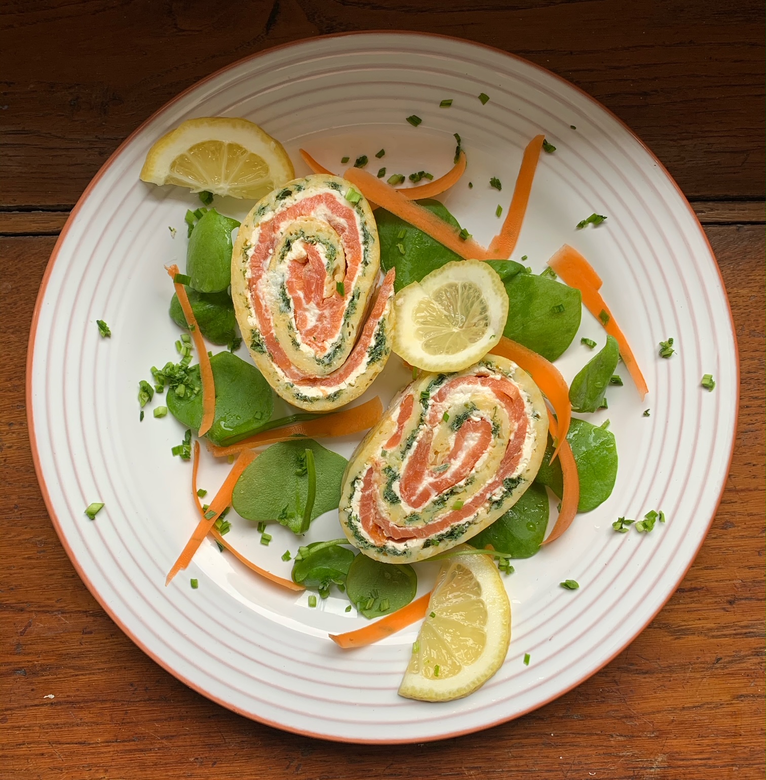 Saiblingsrolle mit frischen Kräutern