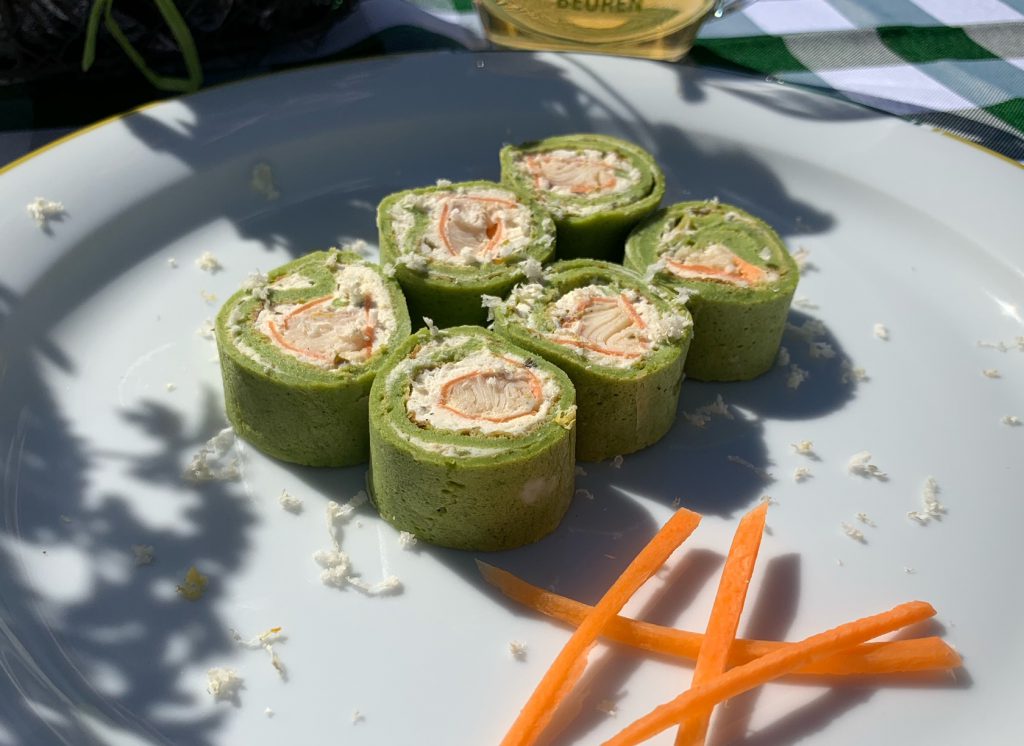 Schwäbische Sushi und Wildkräutersalat mit grasgrünem Apfelmus Dressing