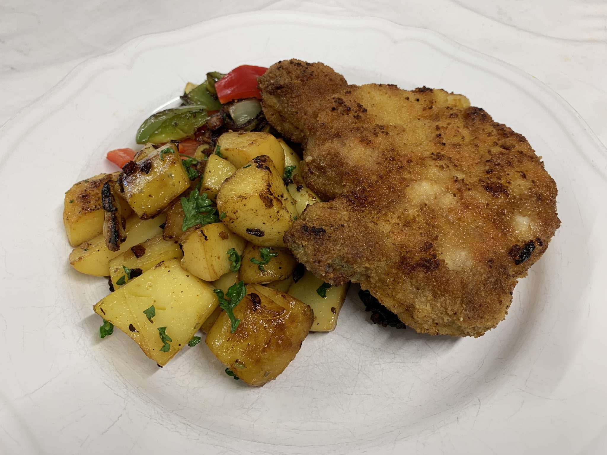 Wohlgefühl: Paniertes Kotelett mit knusprigen Bratkartoffeln – Schmeck ... Wohlgefühl: Paniertes Kotelett mit knusprigen Bratkartoffeln – Schmeck ...