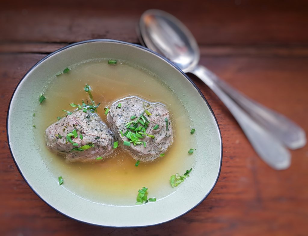 Leberknödel in der Brühe