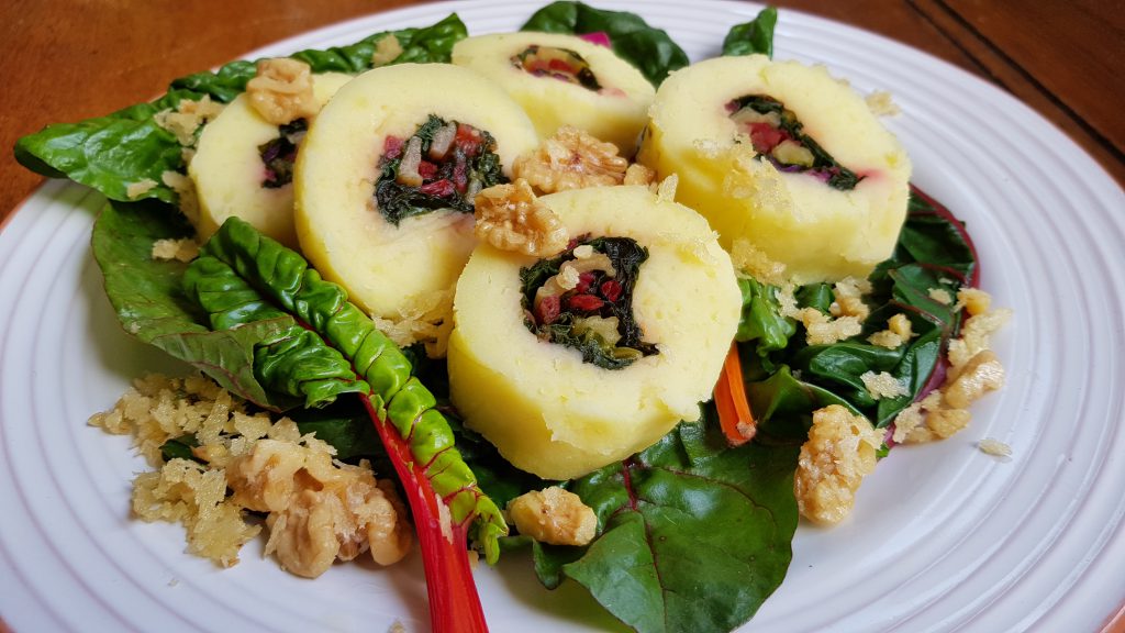 Gebratene Kartoffelknödel mit Mangoldfüllung und Nussbrösel